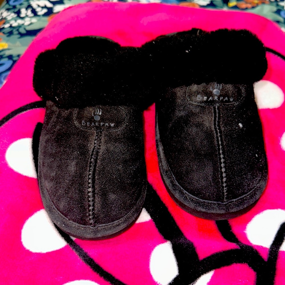 Bear Paw Black Slippers Size 5 Woman’s